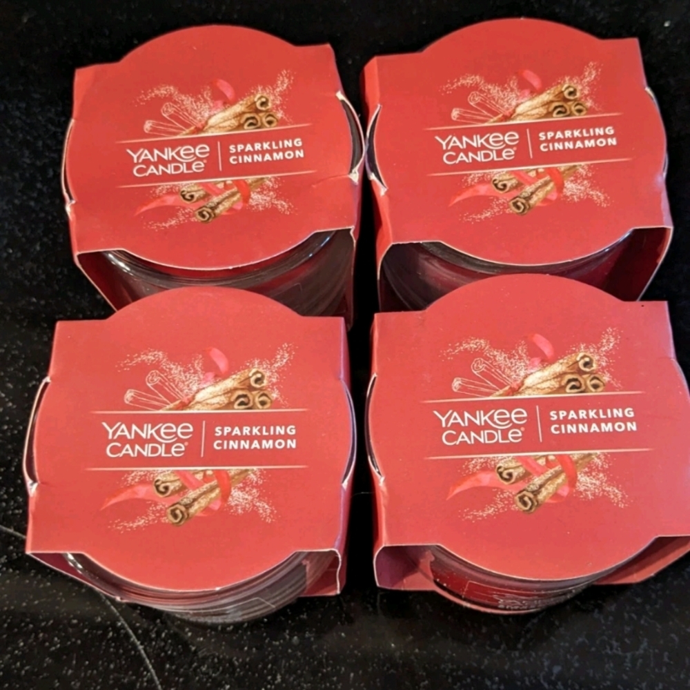 Yankee Candle Sparkling Cinnamon - Vibrant Red